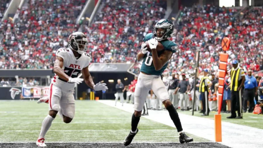 DeVonta Smith #6 of the Philadelphia Eagles catches a 18-yard touchdown pass from Jalen Hurt (Photo by Todd Kirkland/Getty Images) 